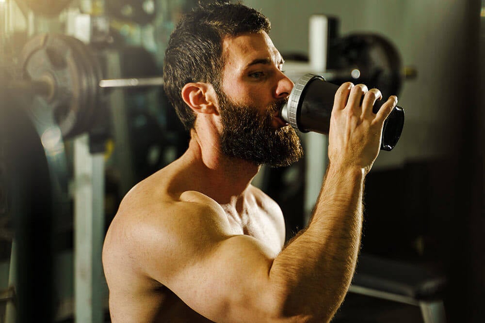 muž používajúci bcaa