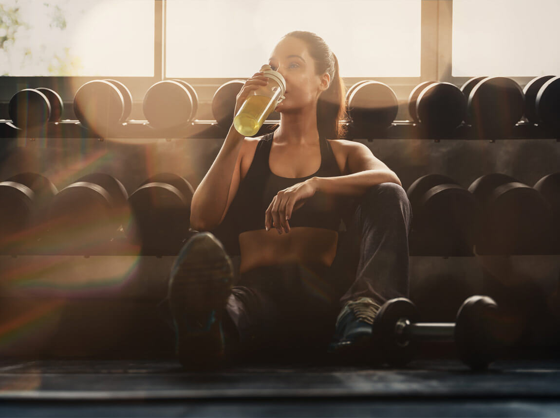 žena s fľašou nápoja počas tréningu 