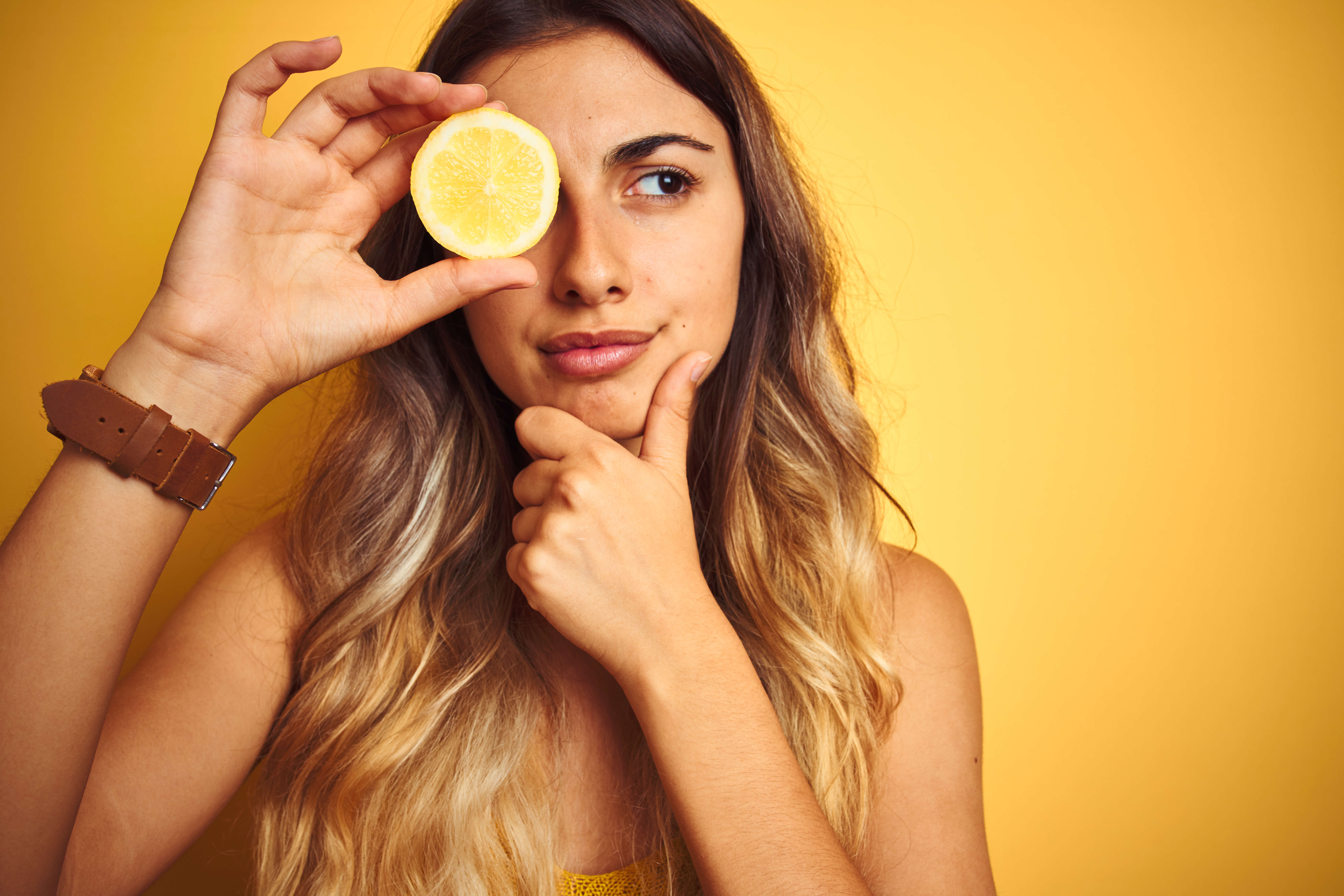 ženy s citrónom - vitamín C