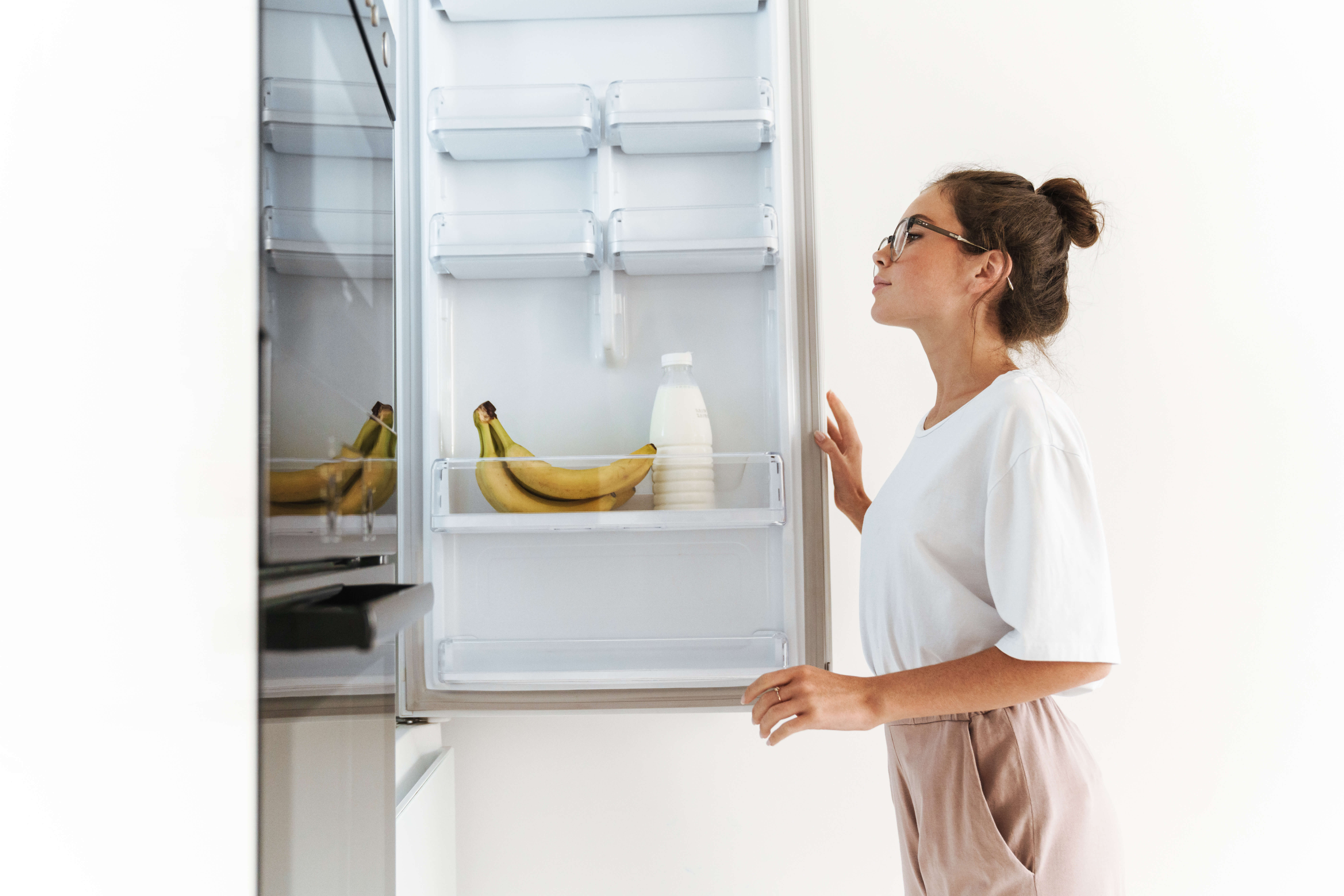 žena pri chladničke 