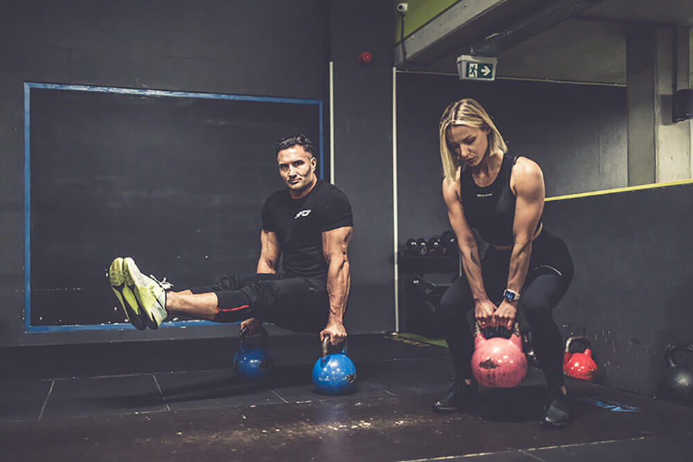 silový trening vo dvojiciach 