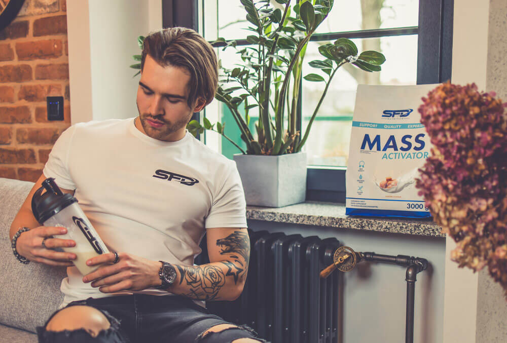 muž so sacharidovo-proteínovým gainerom 