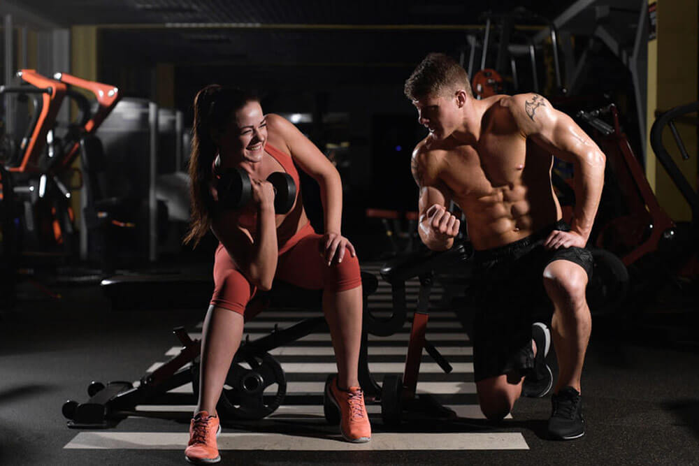 Muž a žena počas cvičenia
