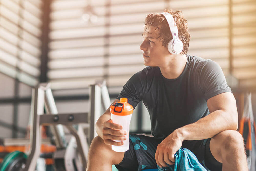 muž používajúci kreatín