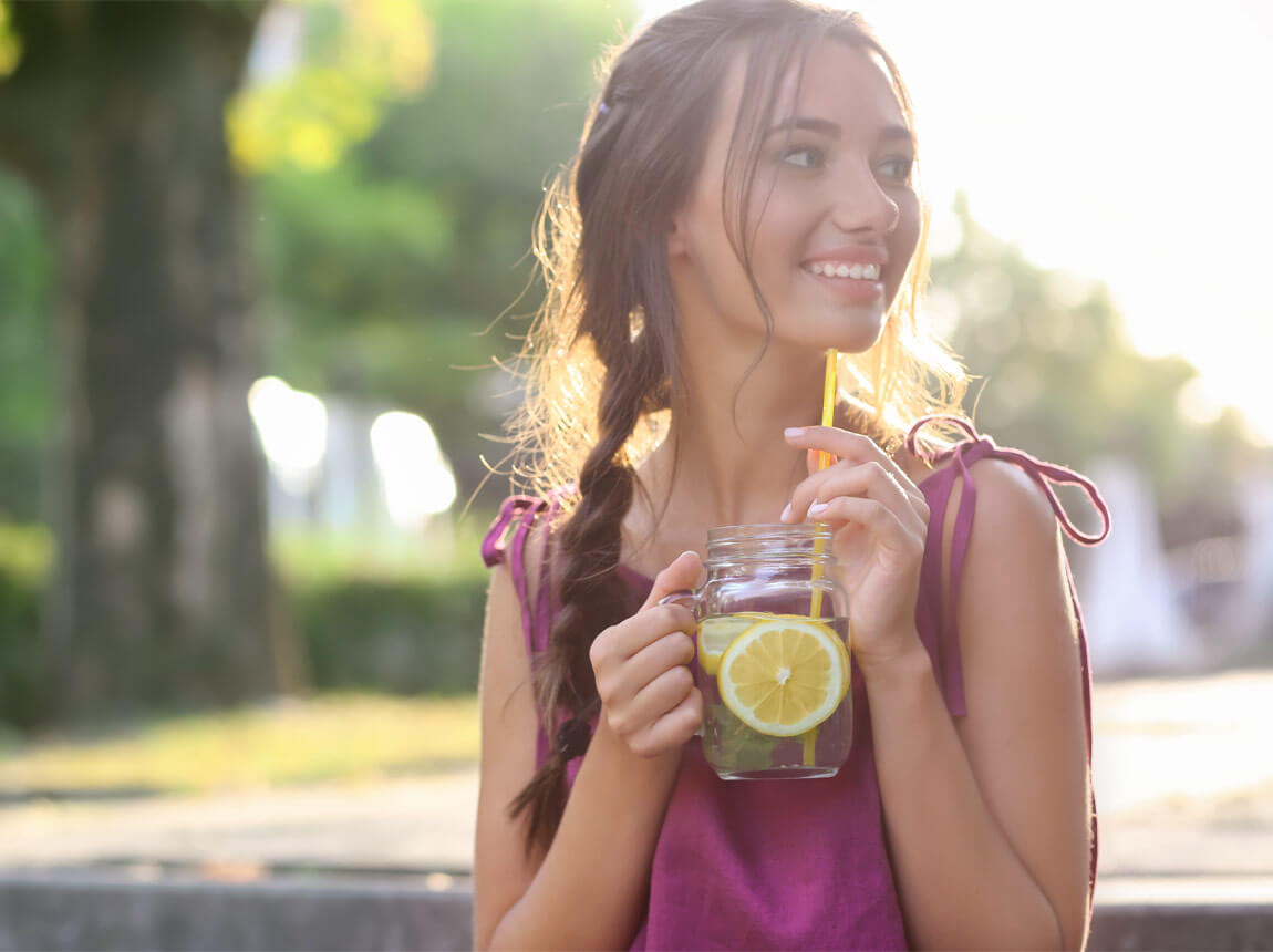 žena - voda s citrónom 