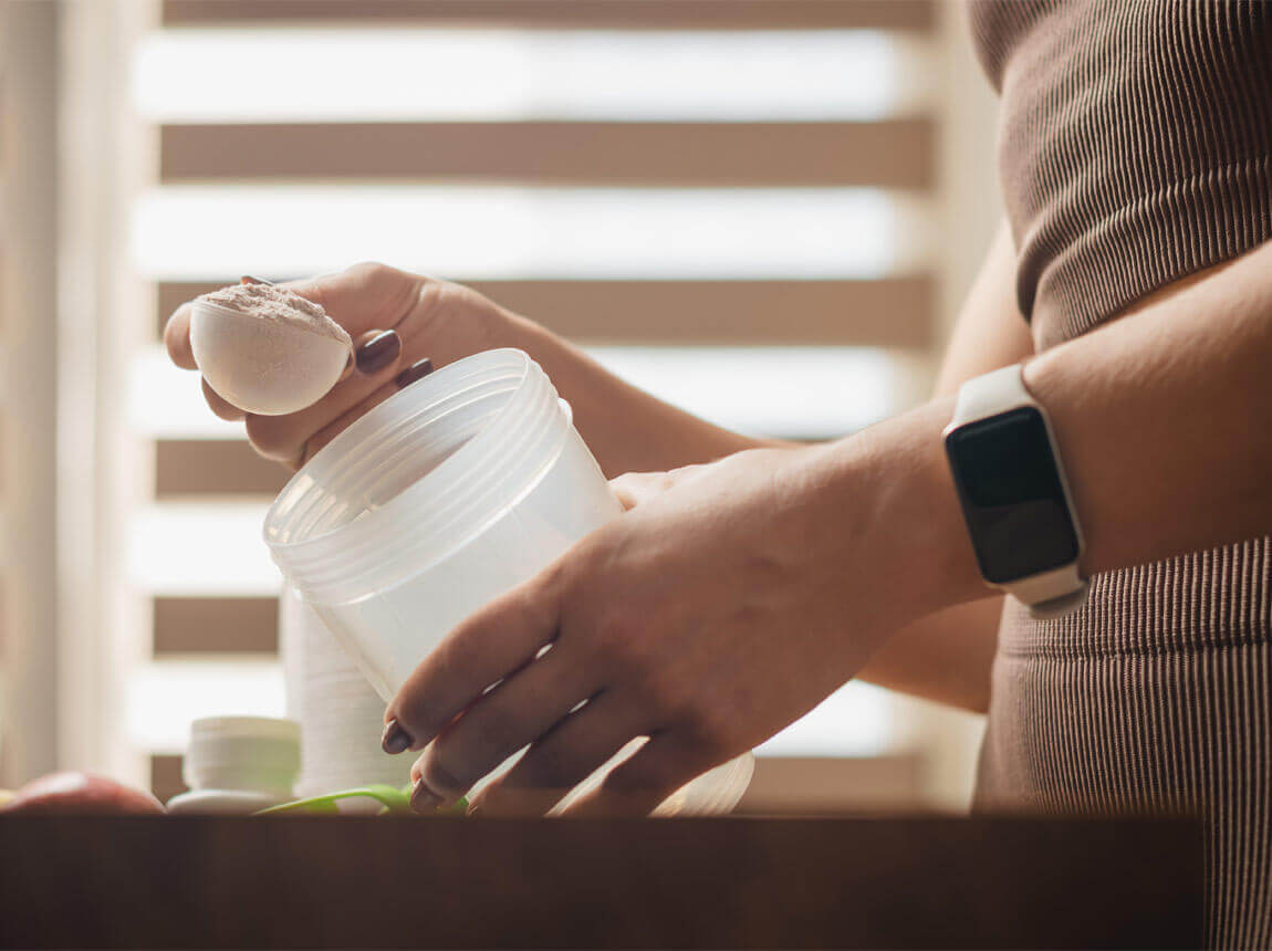 Aminokyseliny BCAA - žena so šejkrom 