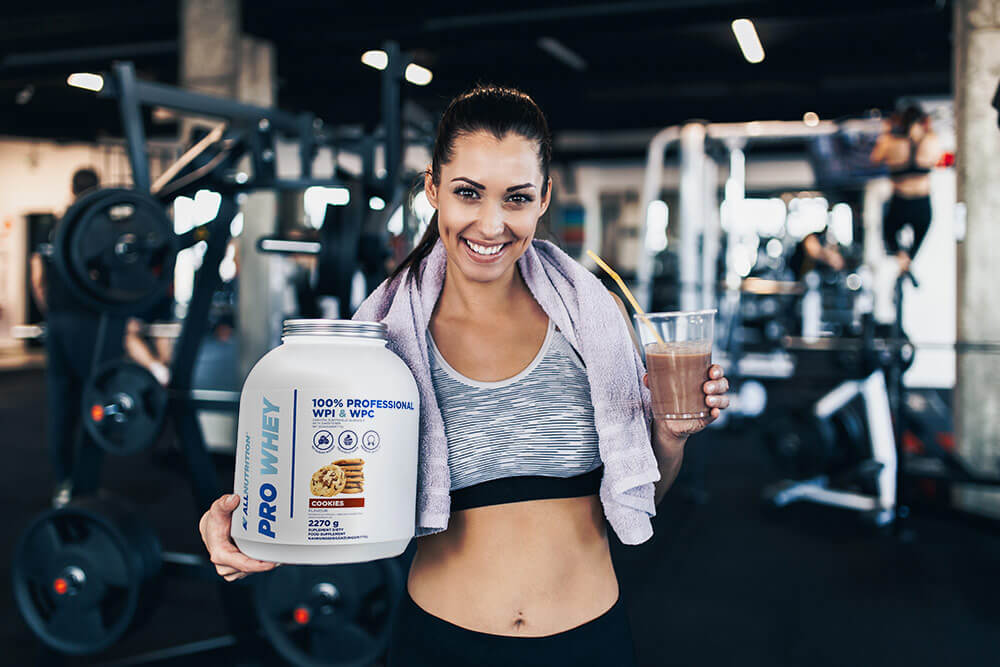 žena s proteínovým doplnkom