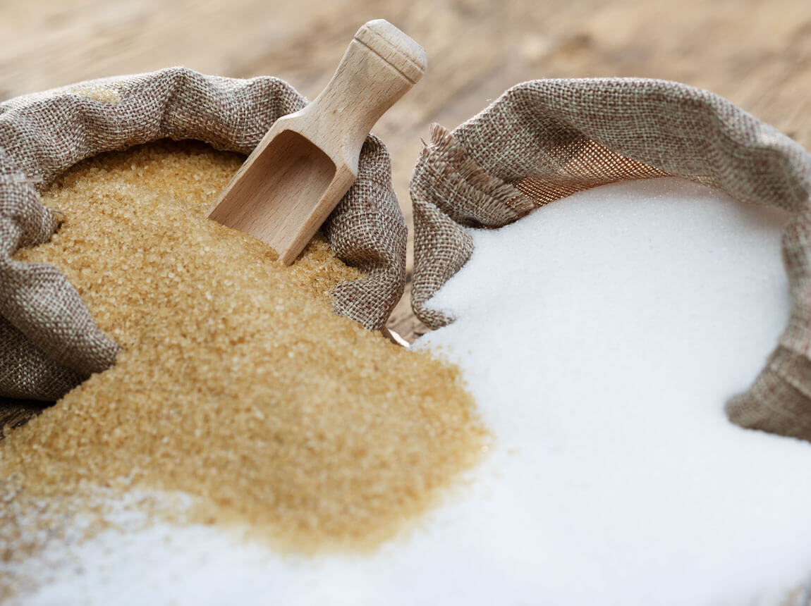 biely a hnedý cukor 