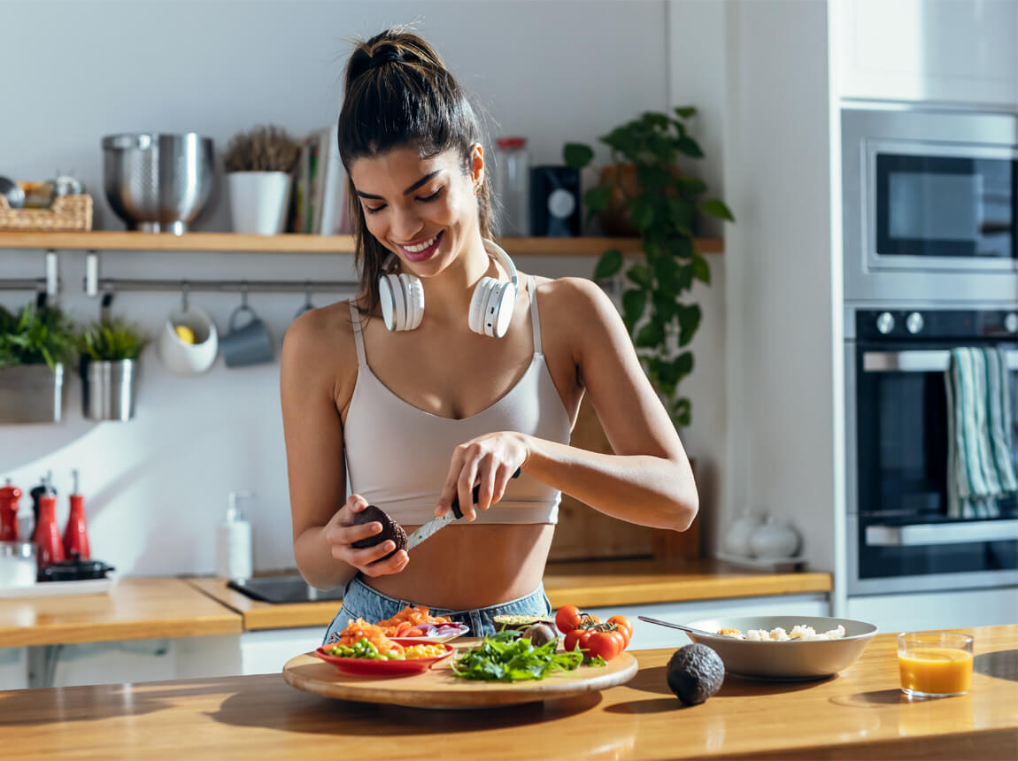 žena v kuchyni, zdravé jedlo, chudnutie 