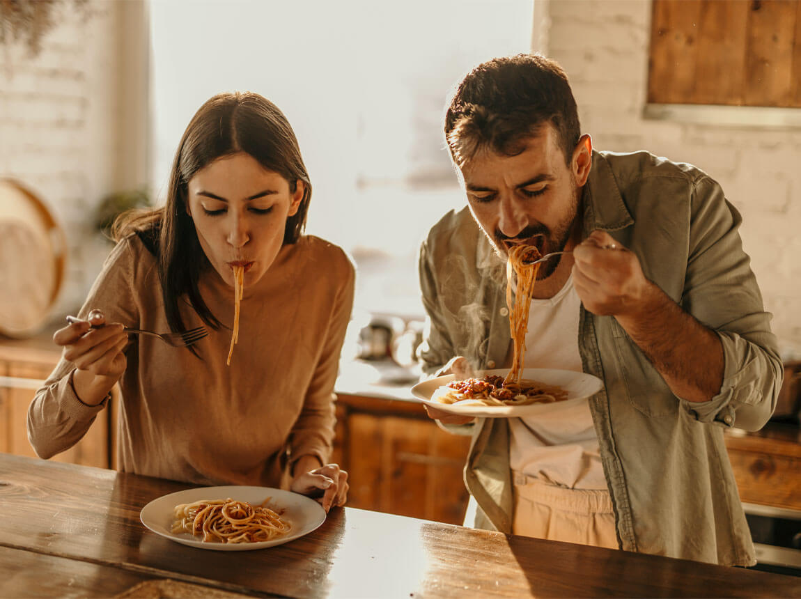 chutné jedlo, muž a žena v kuchyni 