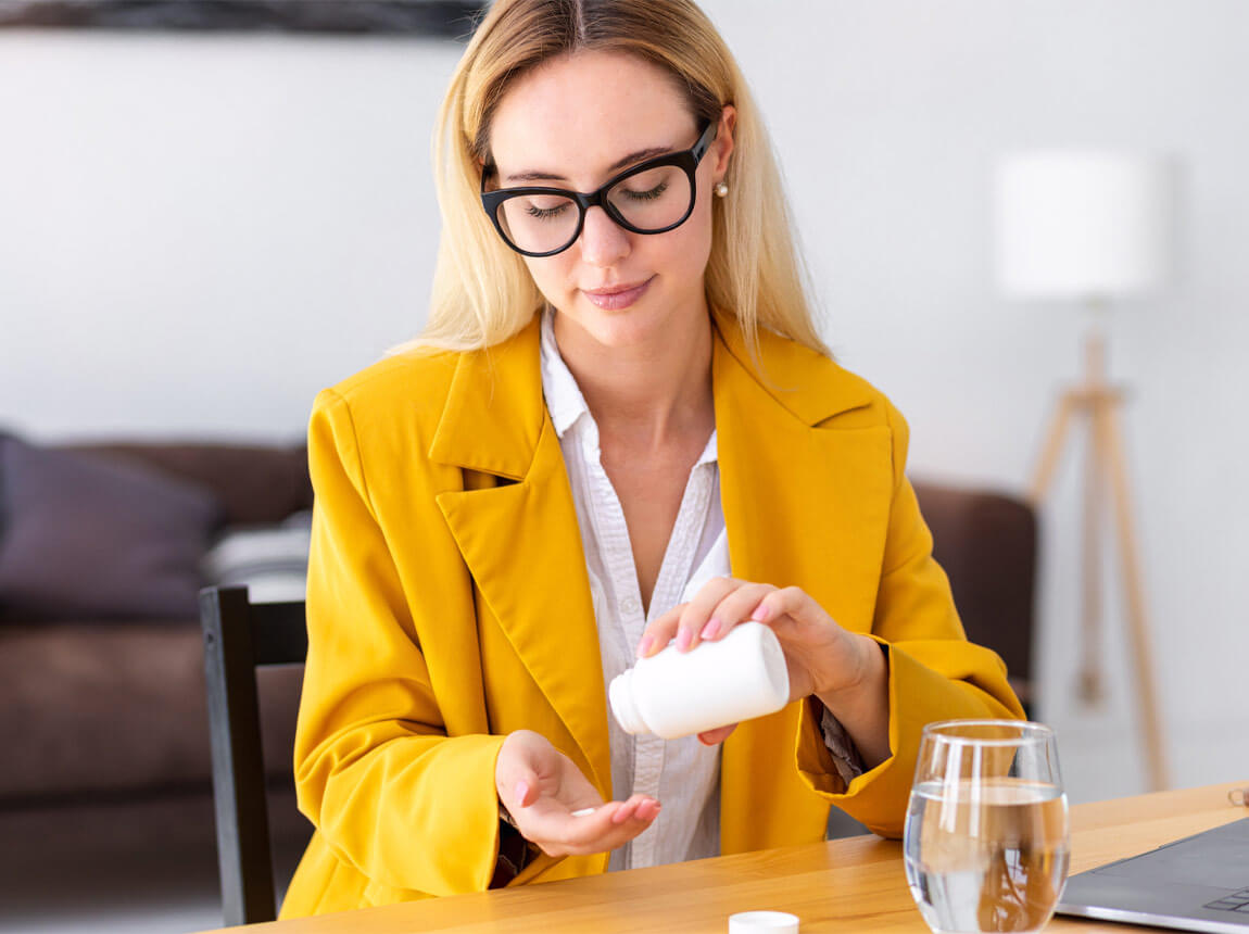 žena s vitamínovou kapsulou 