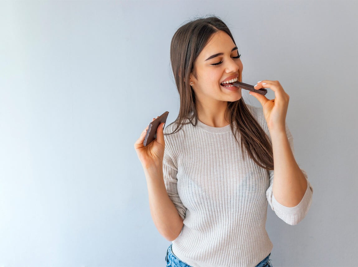 žena s čokoládovou tyčinkou 