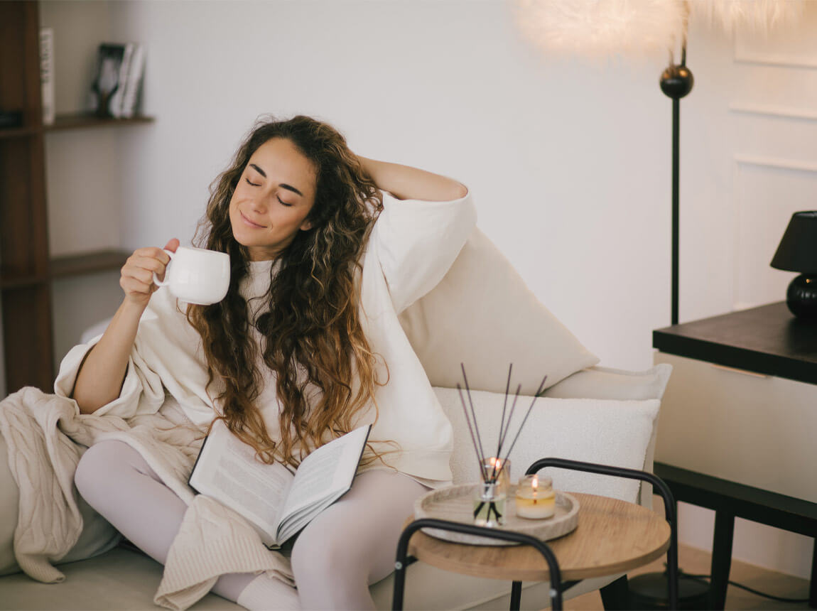 žena s hrnčekom čaju 