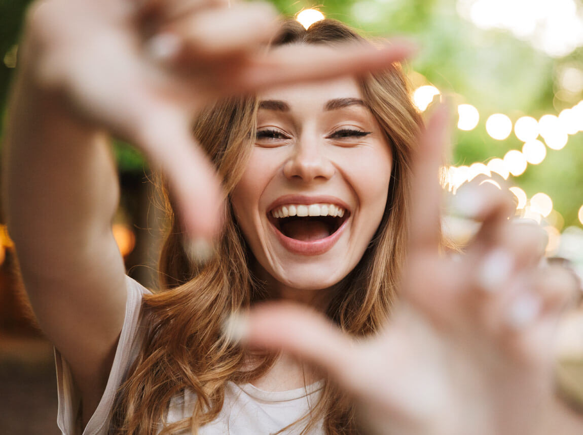 usmievajúca sa žena - pohľad 