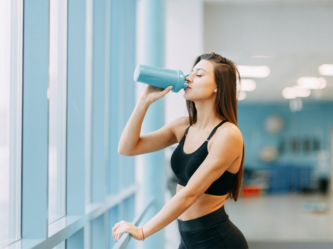 žena s proteínovým doplnkom 