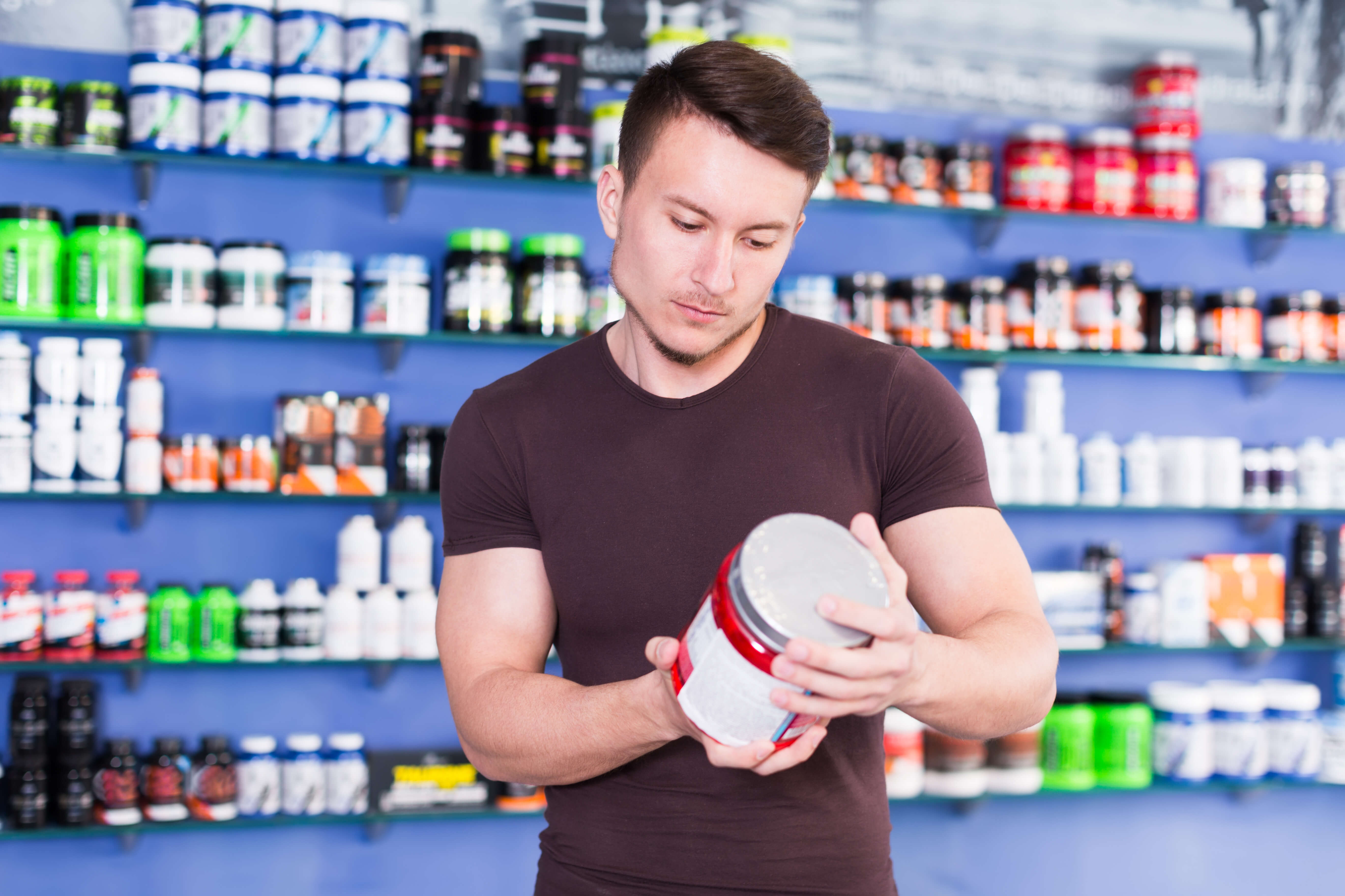 muž v obchode so športovými doplnkami 