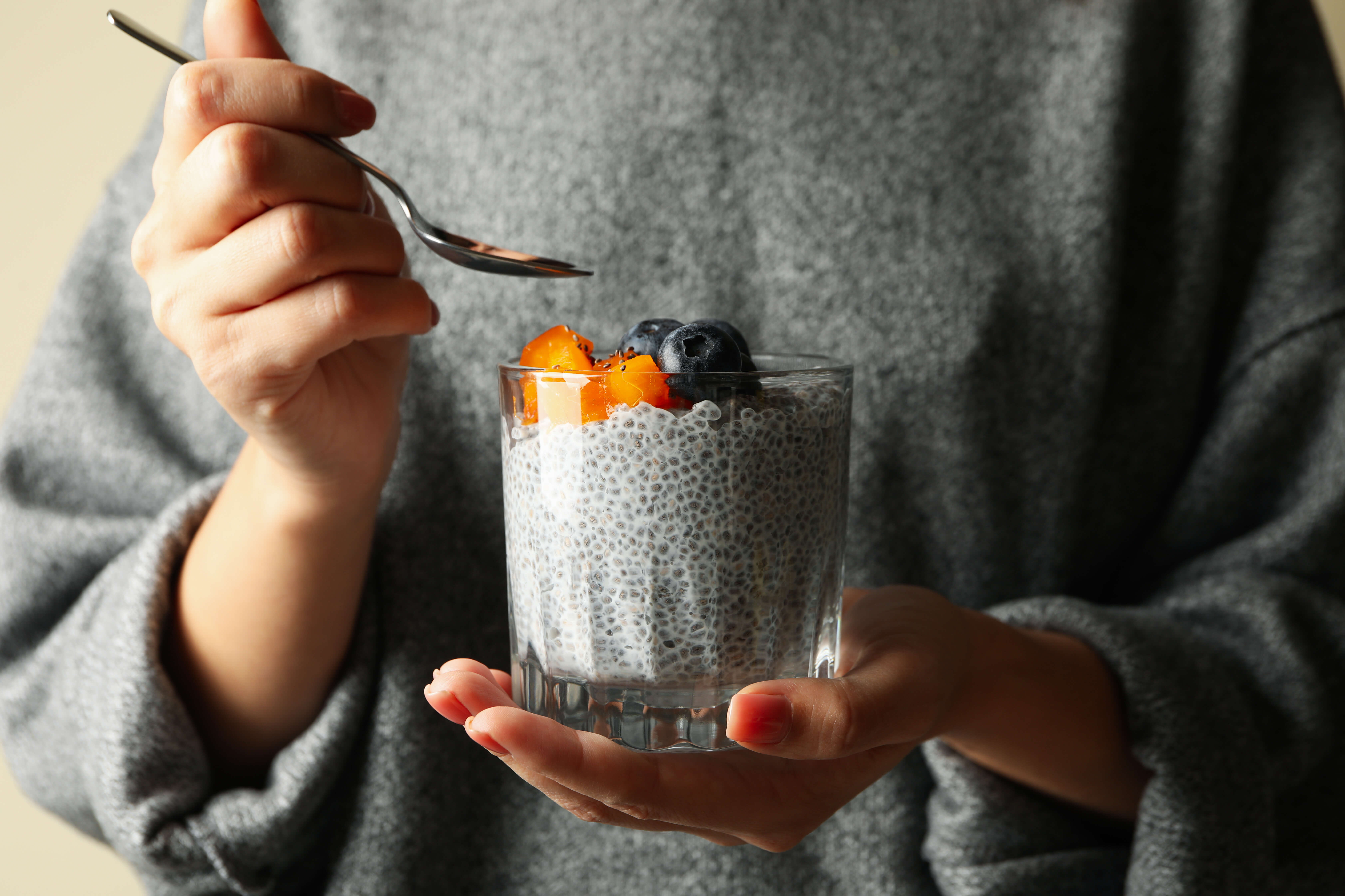 žena s dezertom z chia 