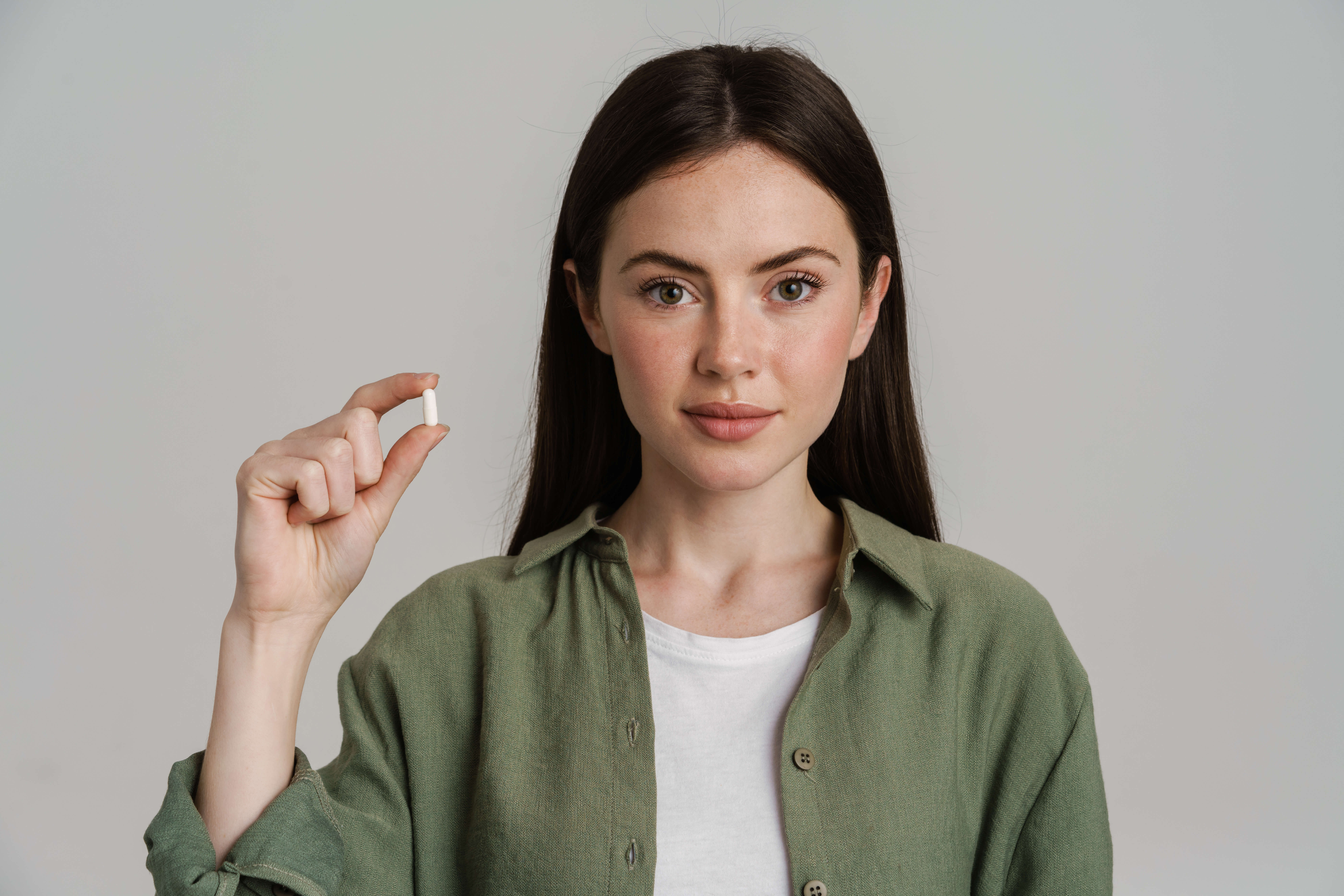 žena s vitam&iacute;novou kapsulou 