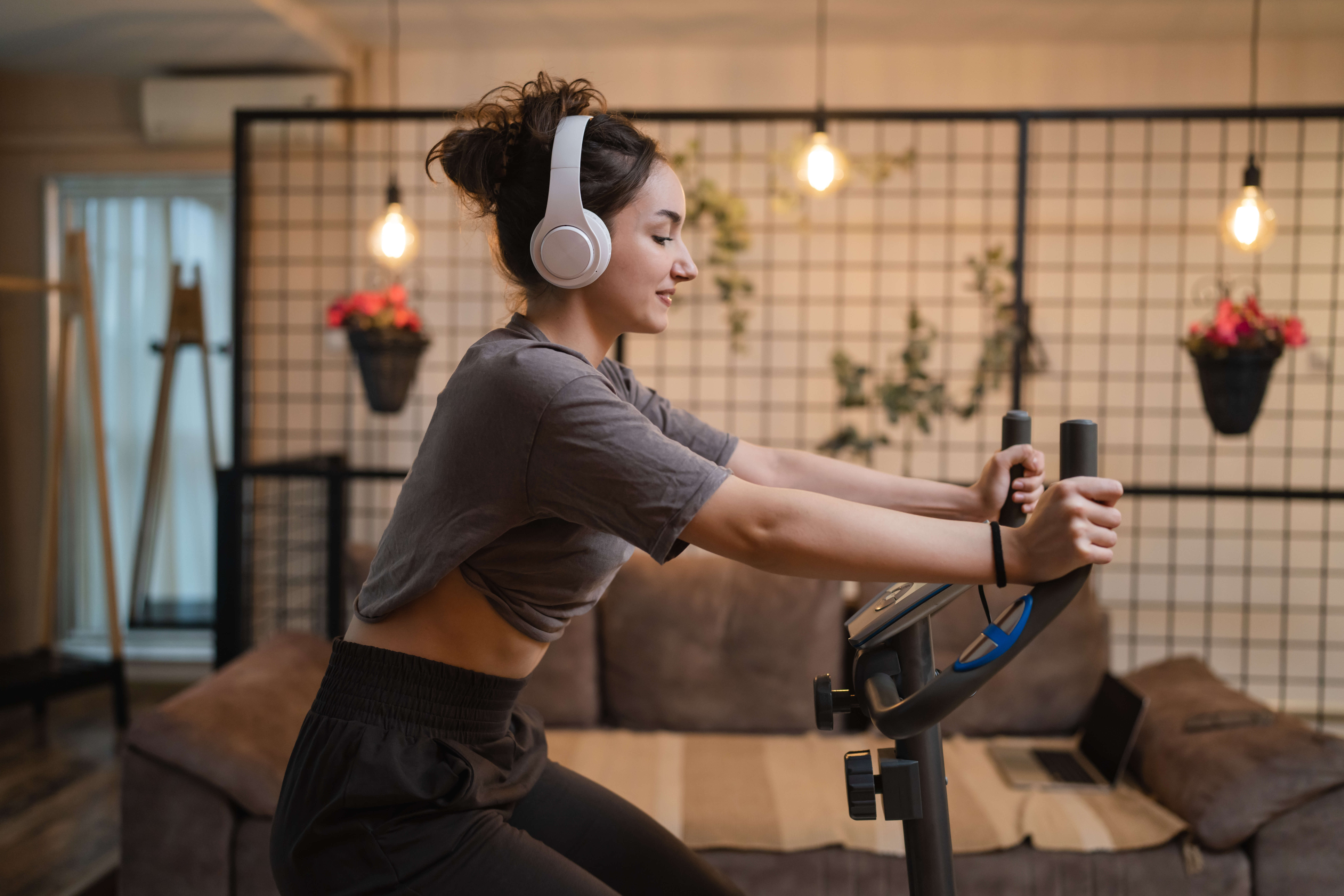 žena - kardio, stacionárny bicykel 