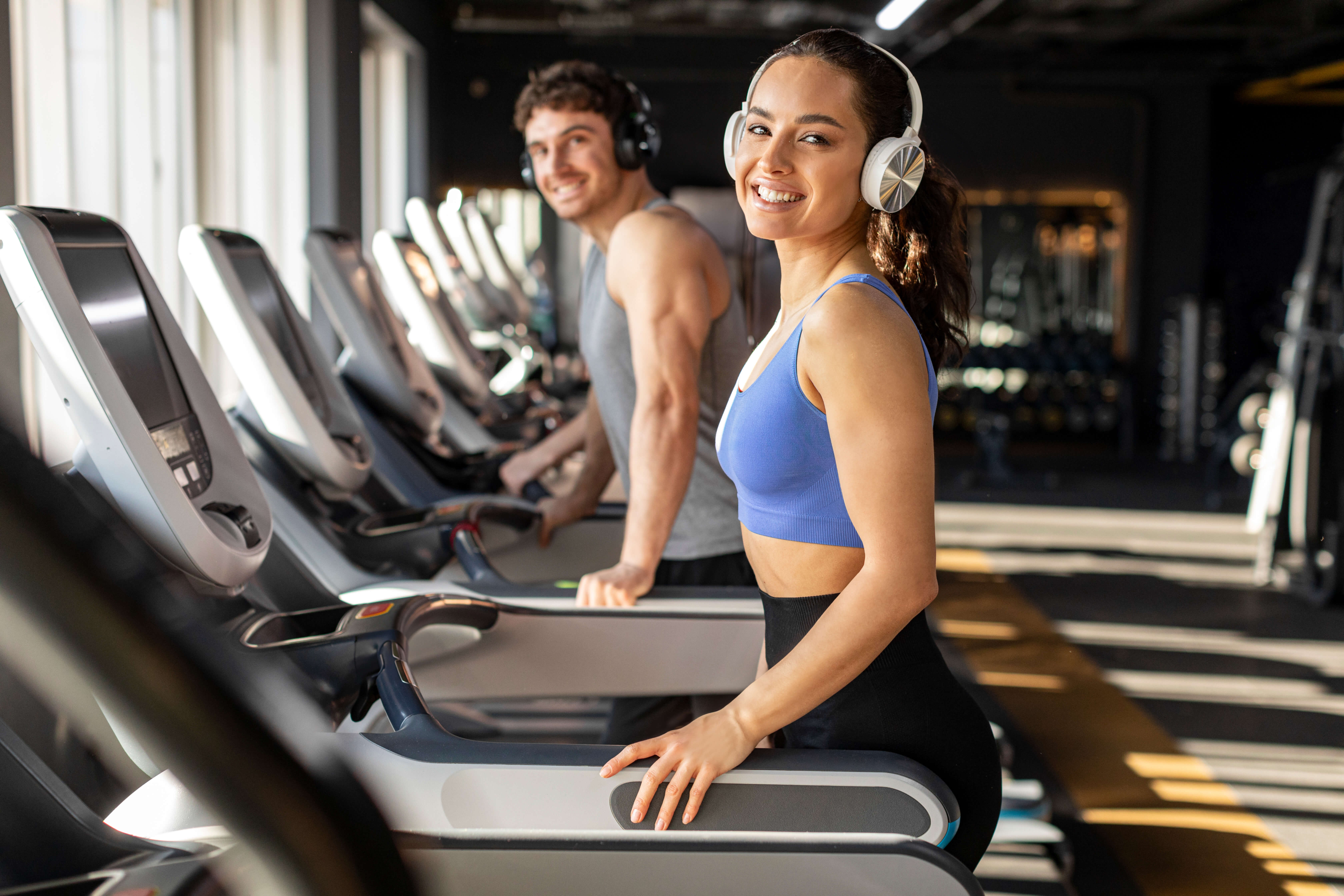 muž a žena na bežiacom páse - kardio tréning 