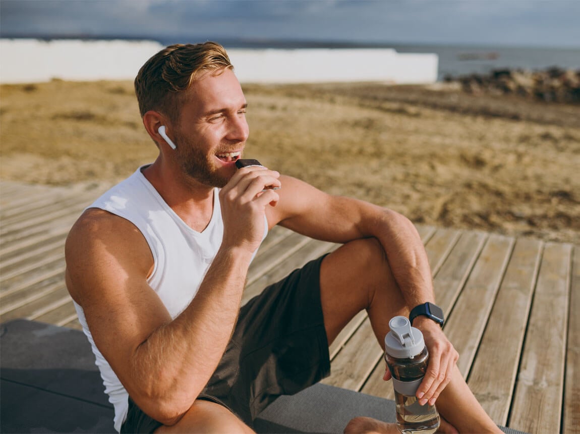 muž s proteínovou tyčinkou