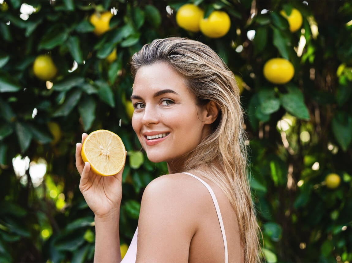 žena s tabletkou vitamínu C