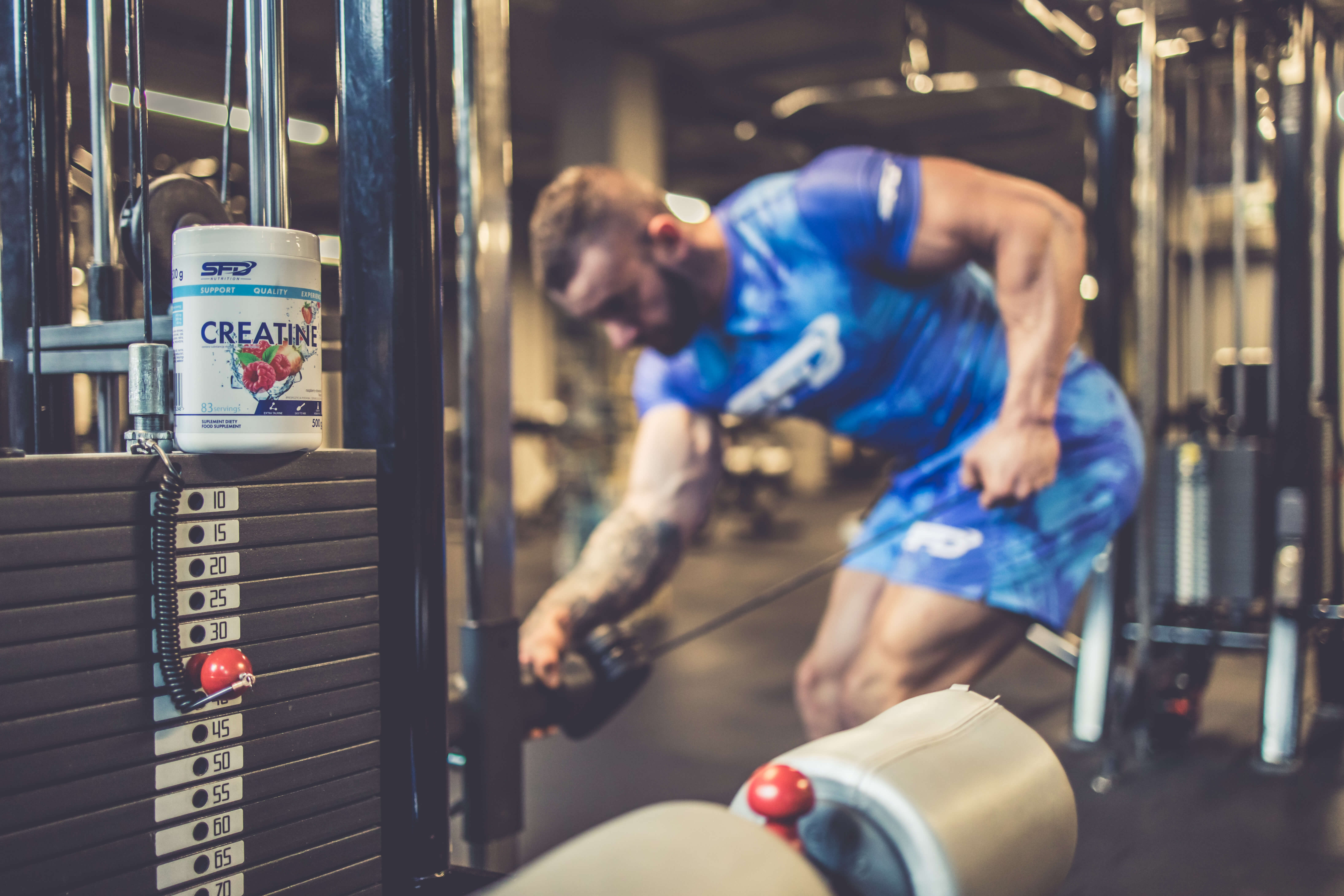 muž v posilňovni - kreatyn 