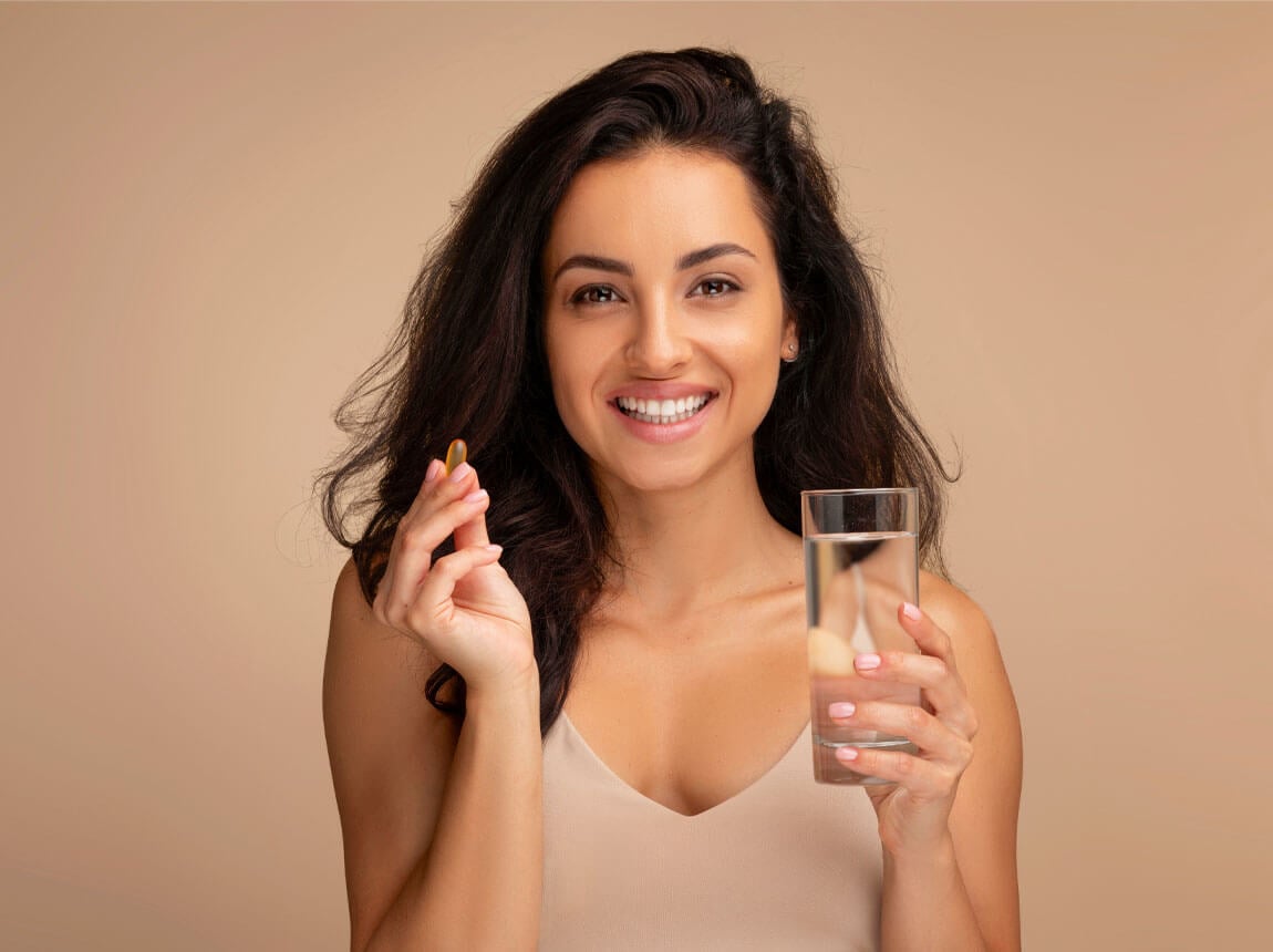 žena s kapsulou - biotin 