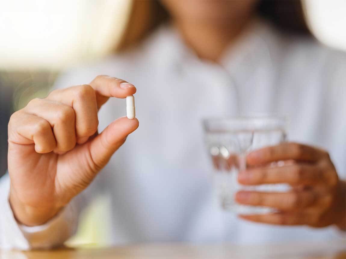 žena s vitam&iacute;novou kapsulou žena s vitam&iacute;novou kapsulou