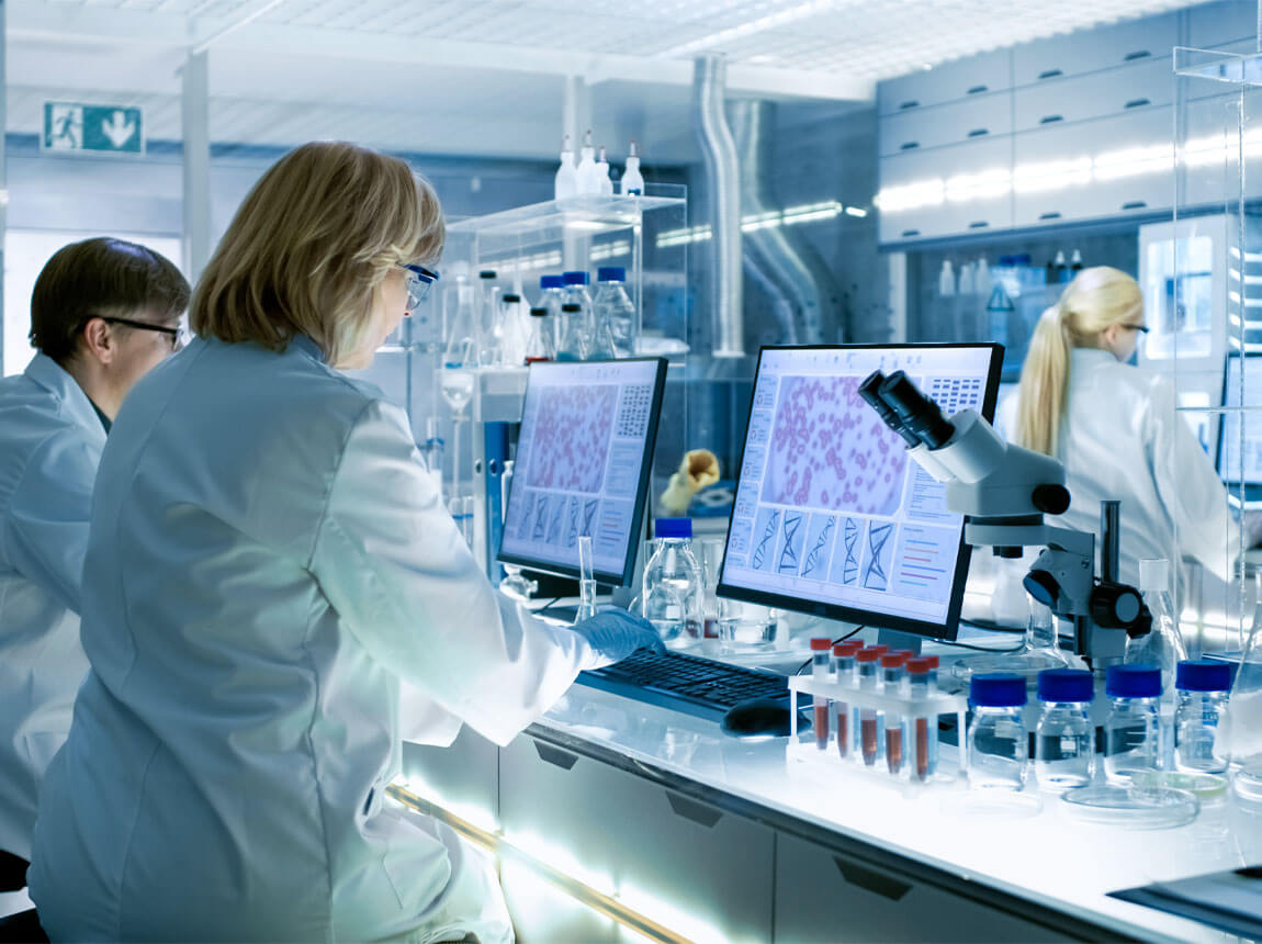 vedci v laboratóriu