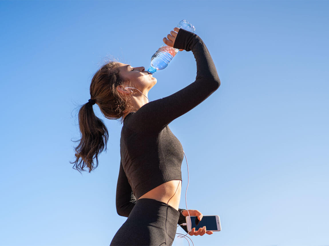 žena s fľašou vody