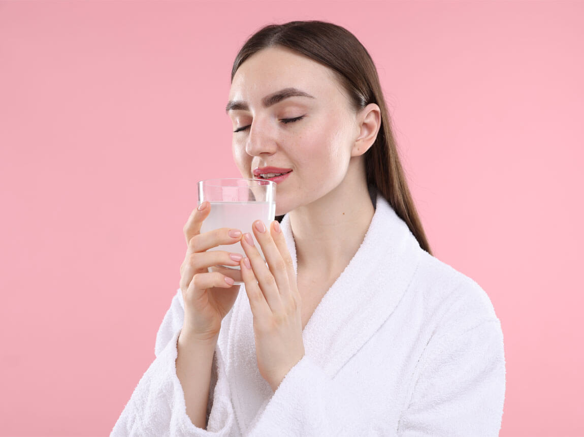 žena s kolagénom na pitie