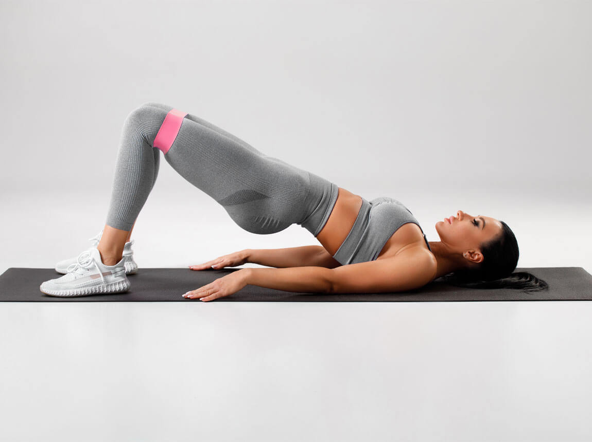 žena - cvičenie na zadok s odporovými páskami