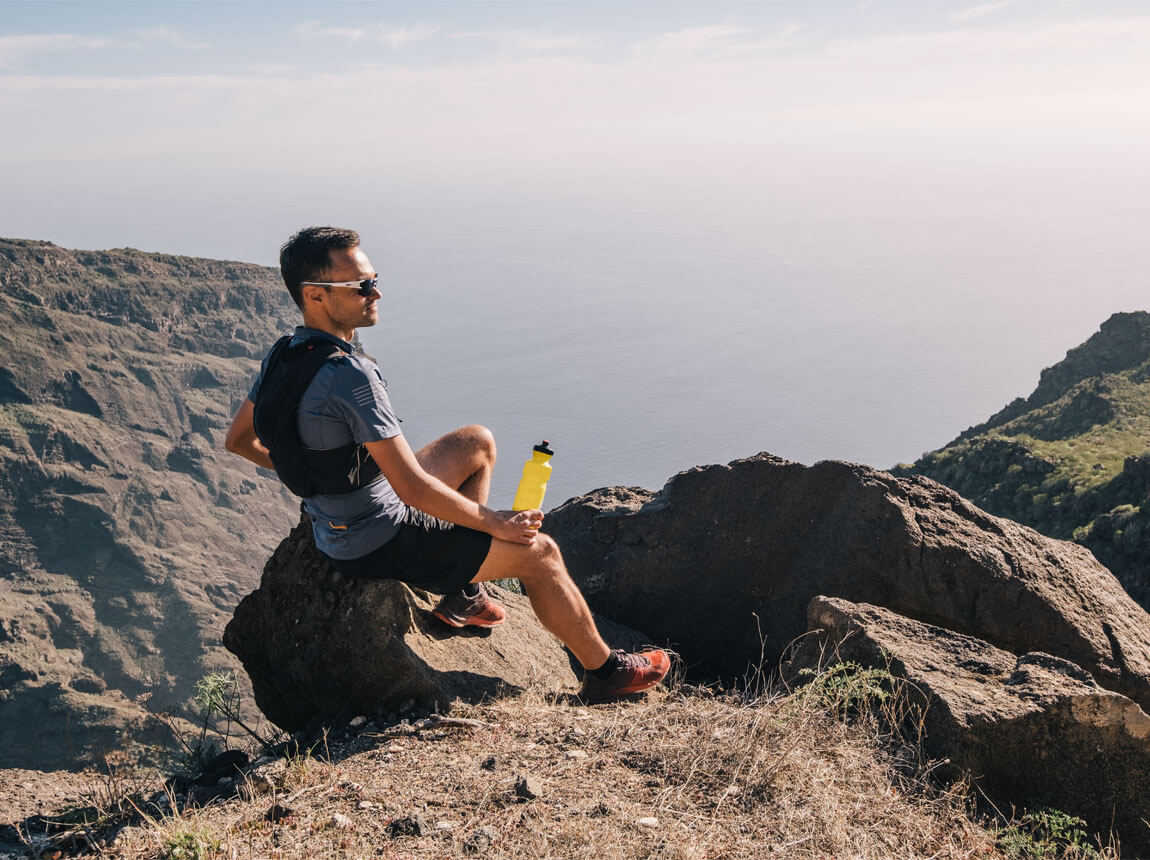 muž s fľašou nápoja – elektrolyty