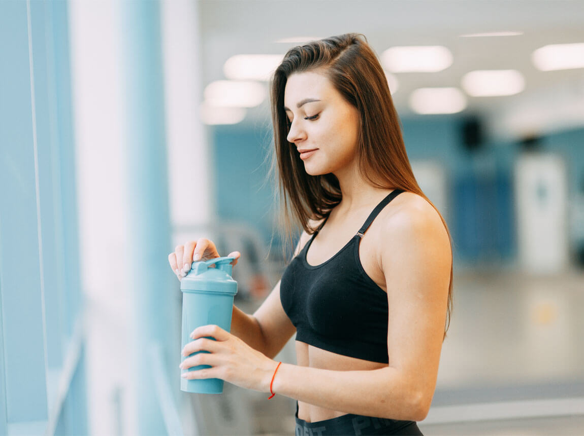 žena s proteínovým nápojom