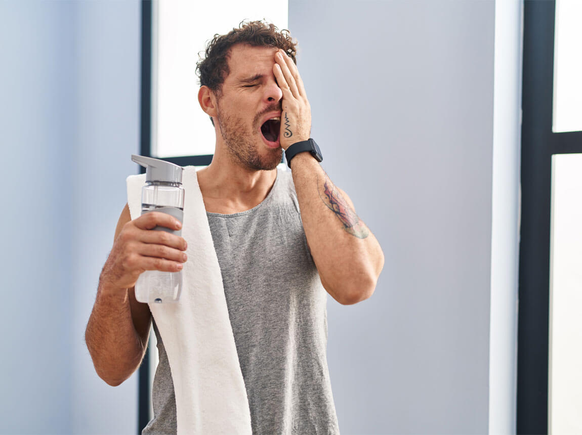 unavený, ospalý muž po tréningu