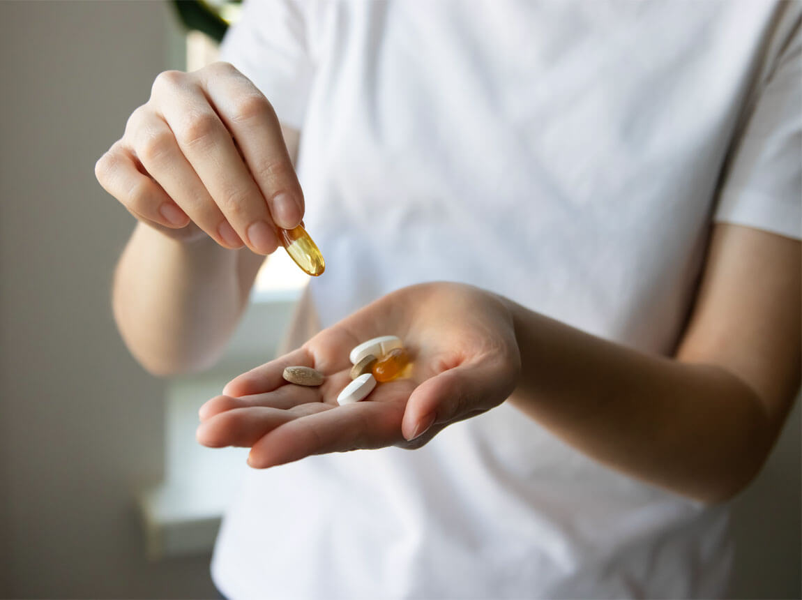 žena s kapsulkou omega 3