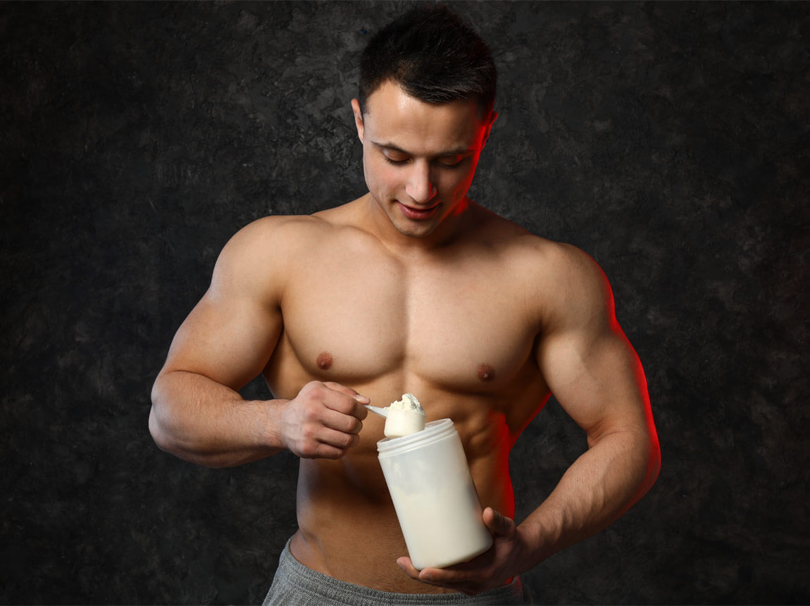 muž s proteínovým doplnkom 