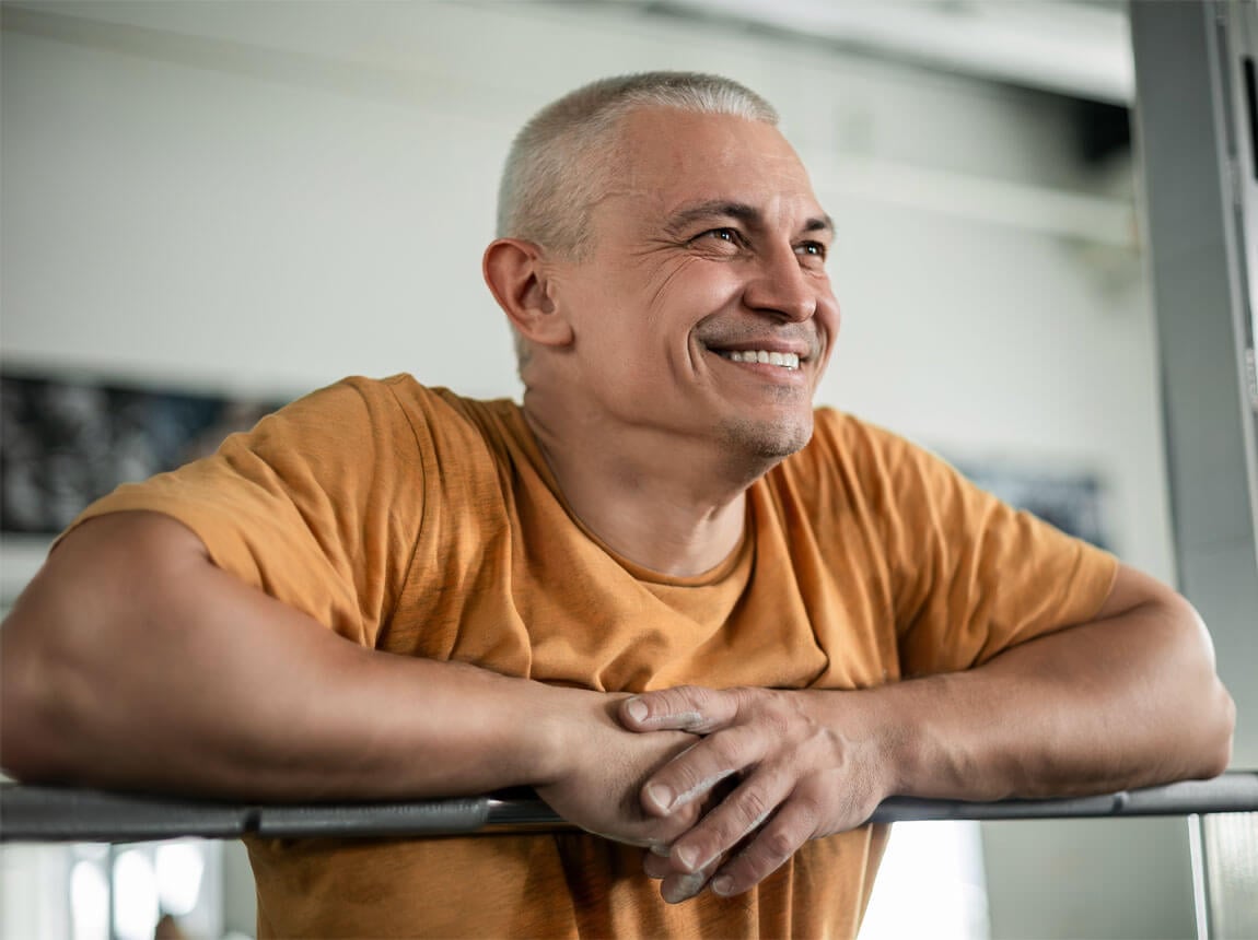 muž po 40. roku života v posilňovni