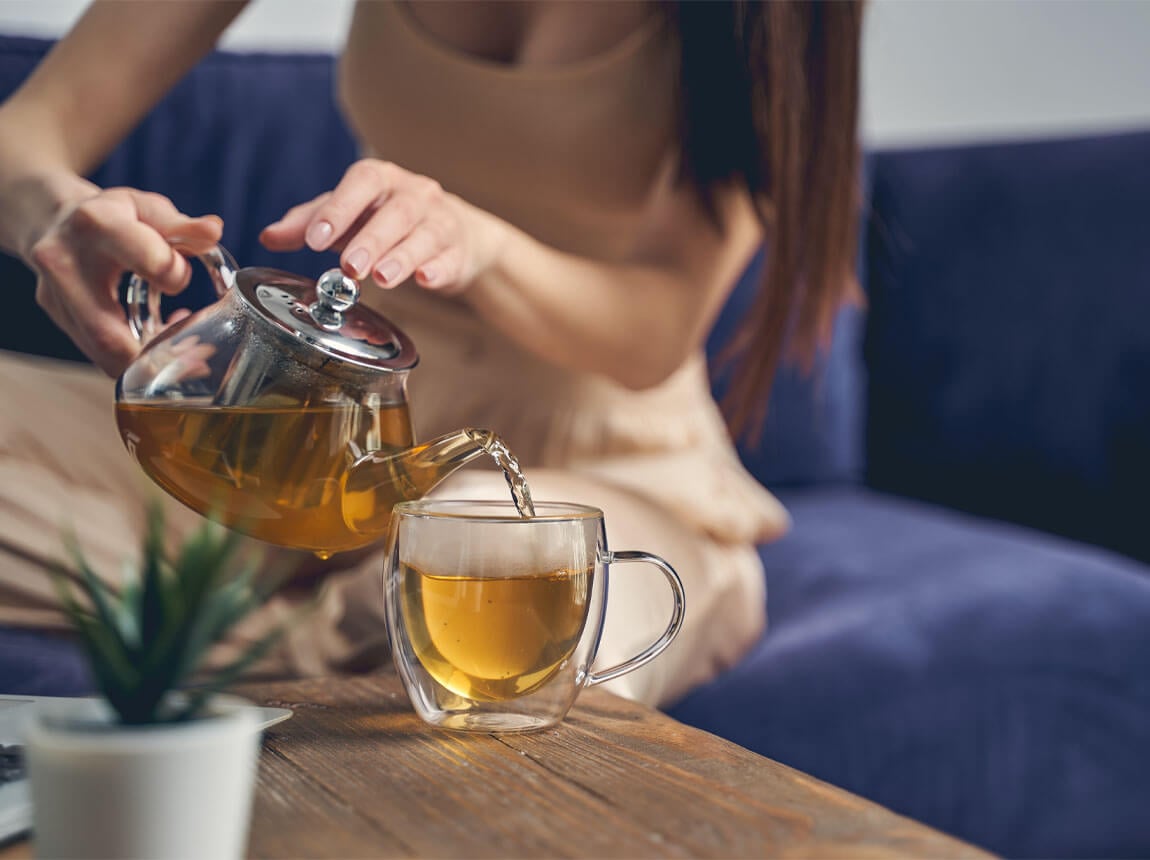 bylinky - žena s bylinkovým čajom