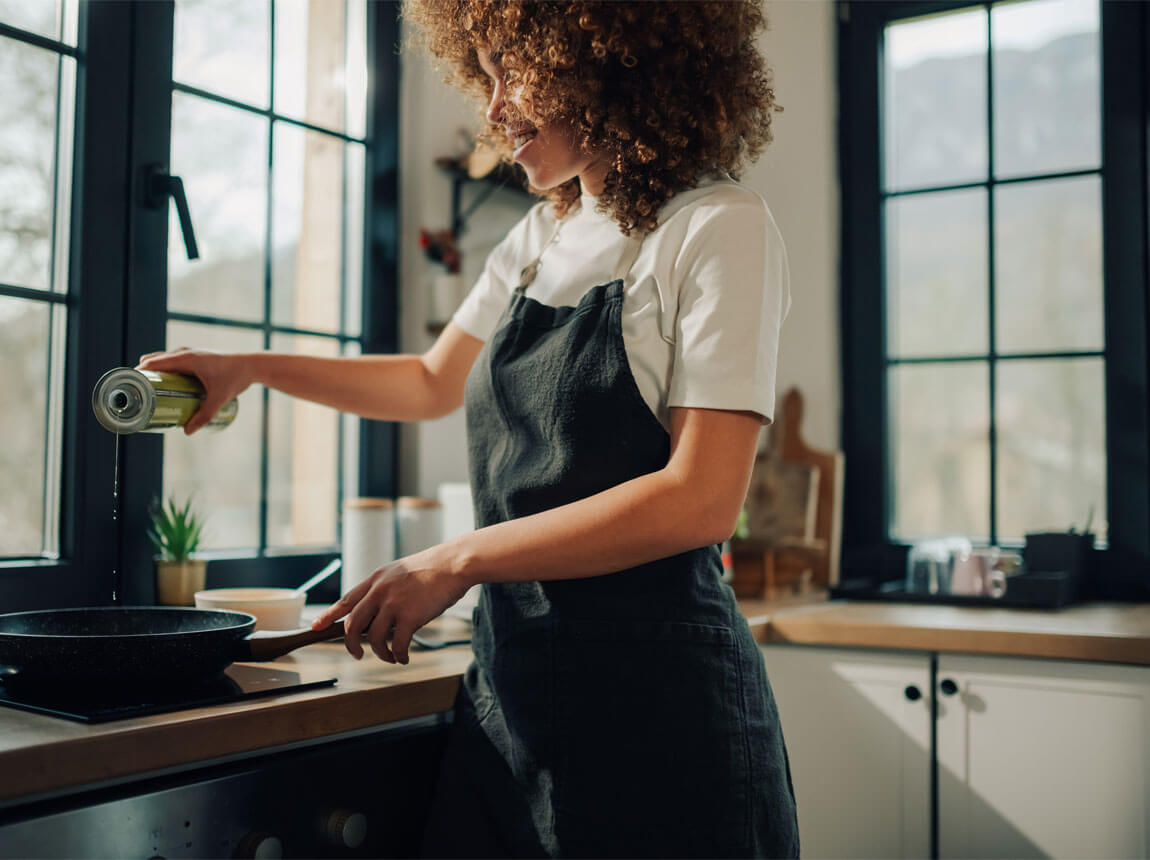 žena - vypr&aacute;žanie na olivovom oleji