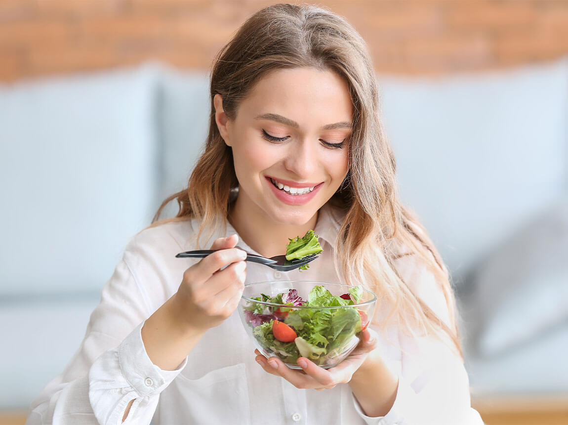 žena so &scaron;al&aacute;tom - chudnutie