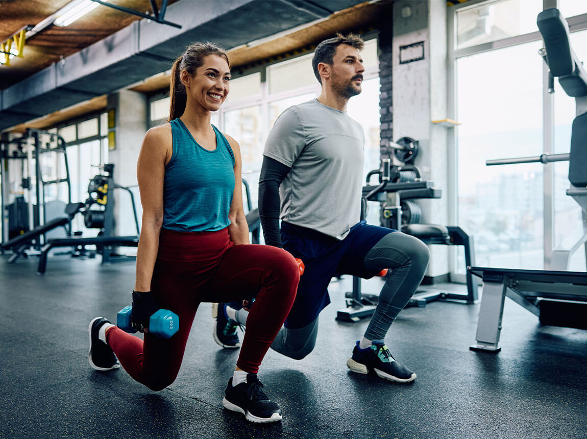 akt&iacute;vni ľudia &ndash; silov&yacute; tr&eacute;ning v posilňovni