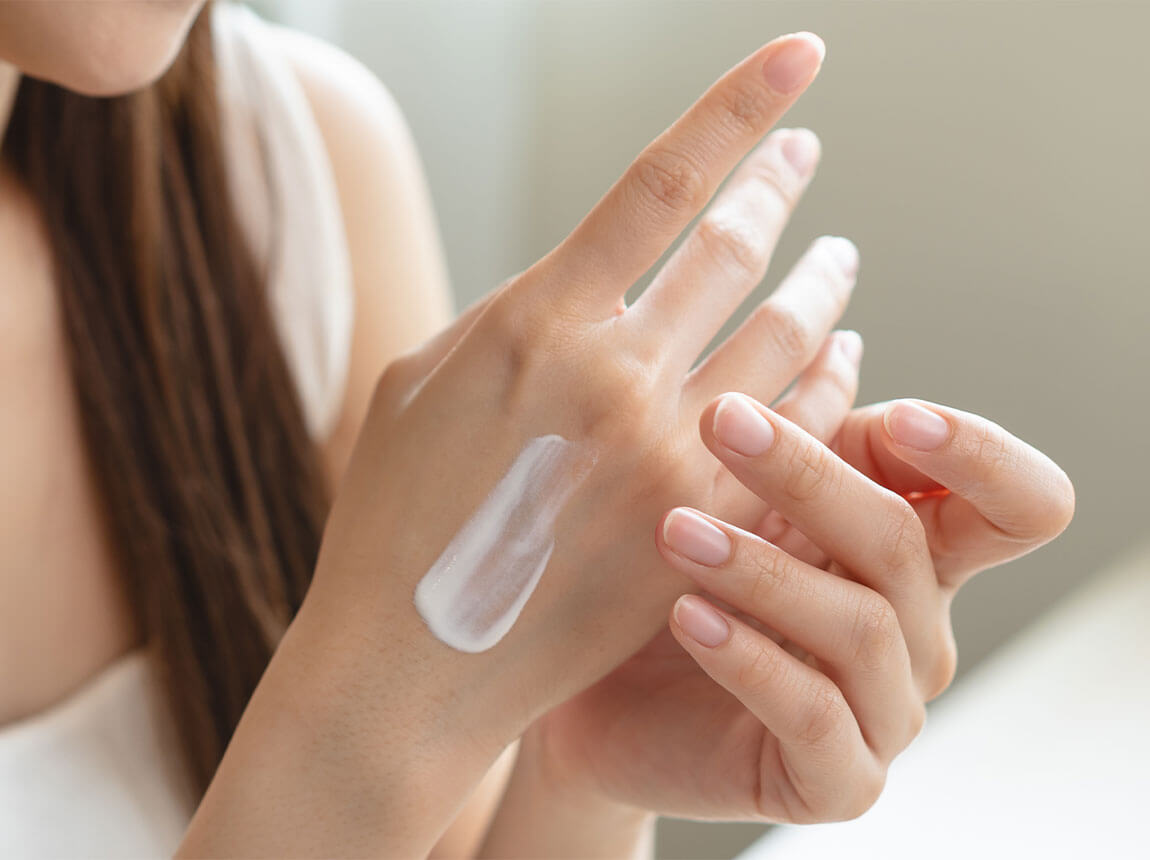 žena - such&eacute; ruky v zime