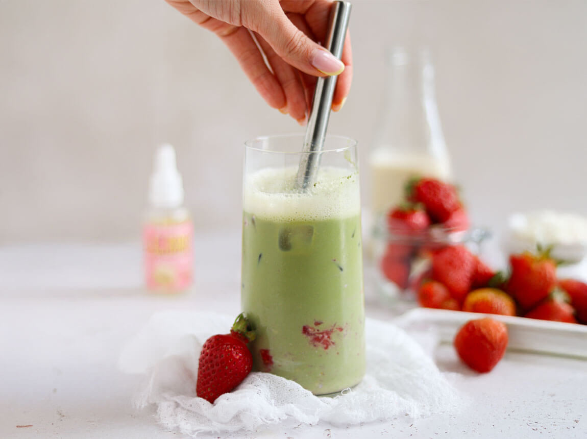 Proteínové jahodové matcha latte s príchuťou bielej čokolády
