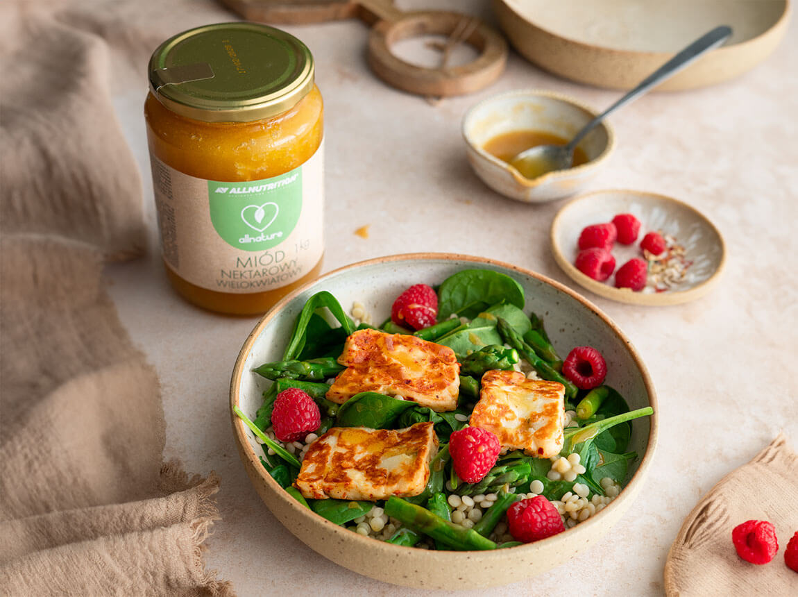 jarn&yacute; &scaron;al&aacute;t so &scaron;pargľou, syrom halloumi a malinami