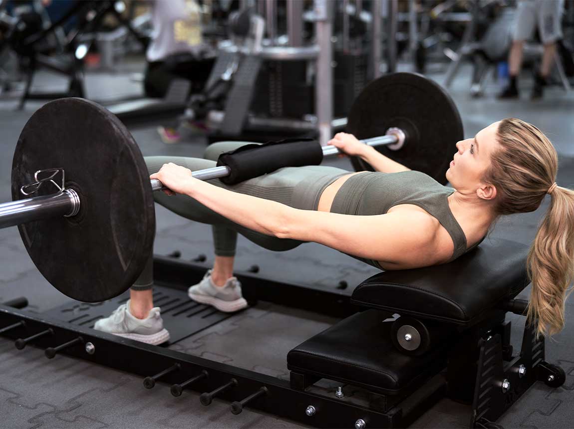 žena &ndash; silov&yacute; tr&eacute;ning