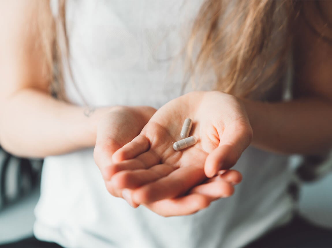 žena s magn&eacute;ziov&yacute;mi kapsulami
