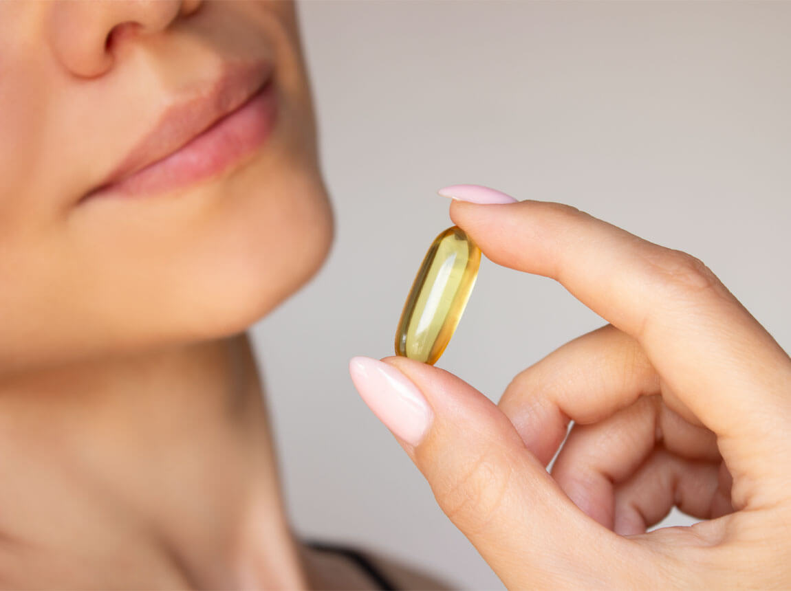 žena s kapsulou omega 3