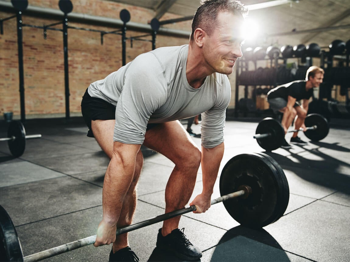 muž v posilňovni po 40. roku života